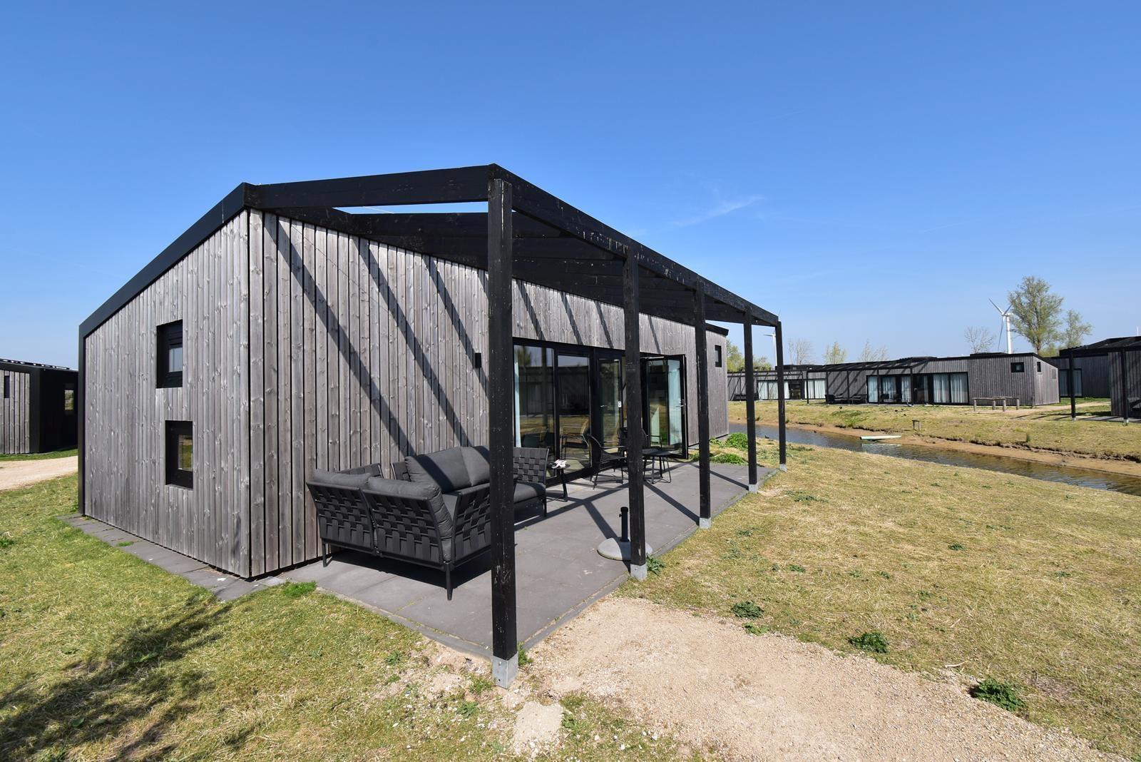 kaufen-freistehendes-ferienhaus-zwartewaal-hauptfoto-moderne-architektur-recreatieadviseurs-vakantiehuistekoop-nl.jpg