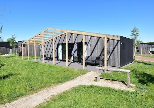 kaufen-freistehendes-ferienhaus-zwartewaal-aussenansicht-und-terrasse-recreatieadviseurs-vakantiehuistekoop-nl.jpg