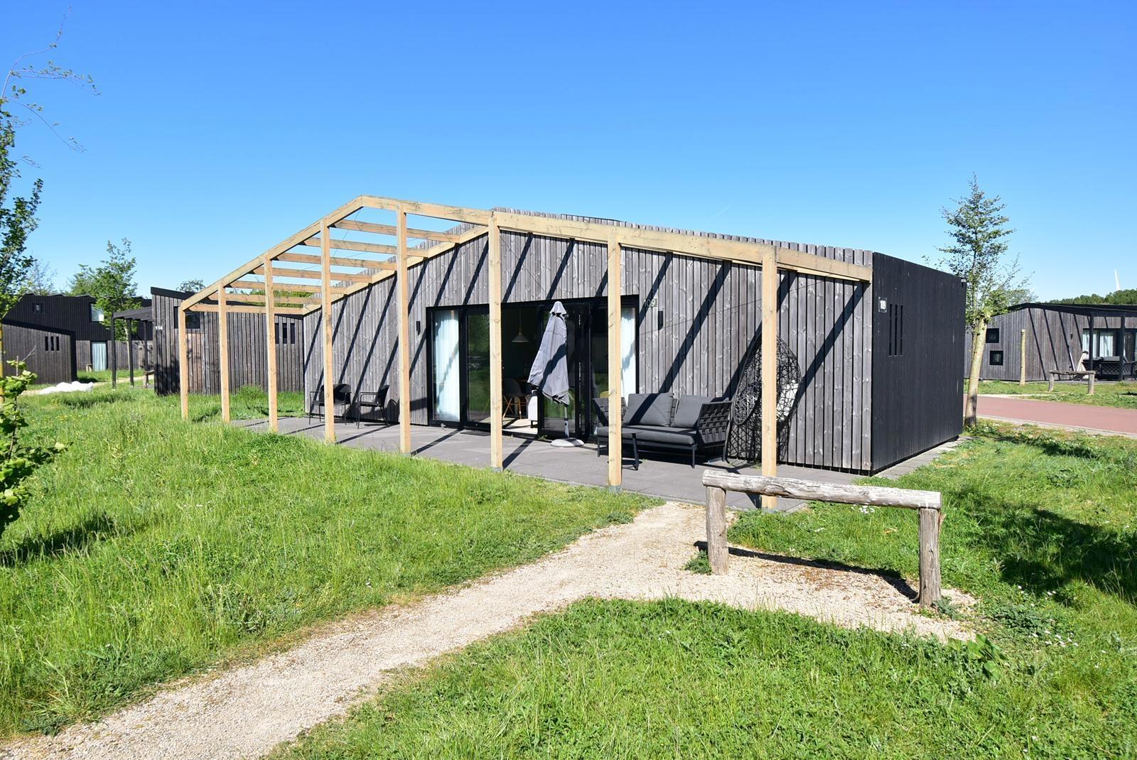 kaufen-freistehendes-ferienhaus-zwartewaal-aussenansicht-und-terrasse-recreatieadviseurs-vakantiehuistekoop-nl.jpg