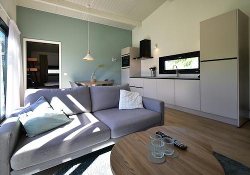 kaufen-freistehendes-ferienhaus-zwartewaal-wohnzimmer-mit-offener-kueche-recreatieadviseurs-vakantiehuistekoop-nl.jpg