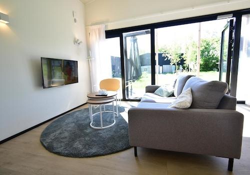 kaufen-freistehendes-ferienhaus-zwartewaal-wohnzimmer-sitzecke-und-tv-recreatieadviseurs-vakantiehuistekoop-nl.jpg