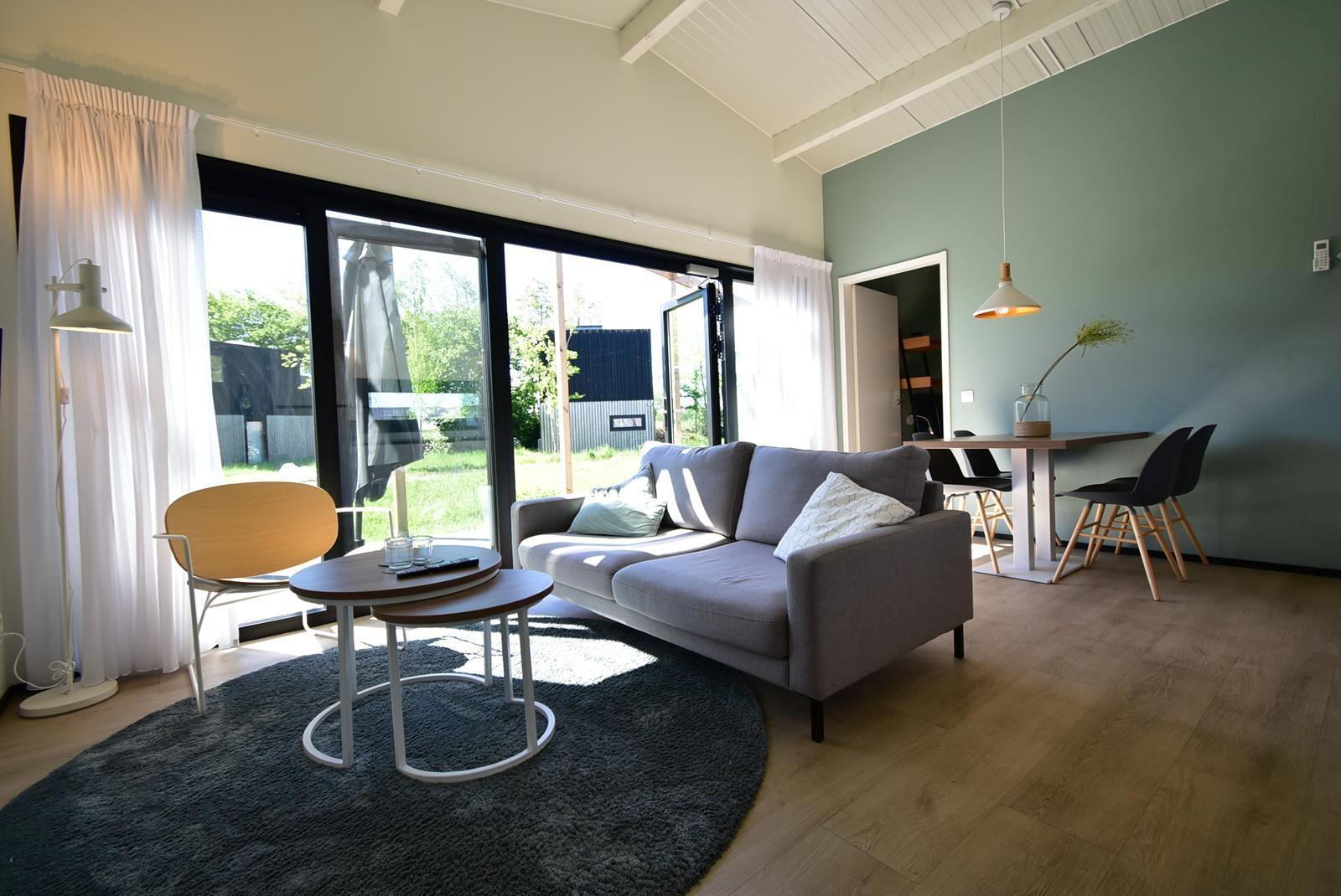 kaufen-freistehendes-ferienhaus-zwartewaal-wohnzimmer-und-essbereich-recreatieadviseurs-vakantiehuistekoop-nl.jpg