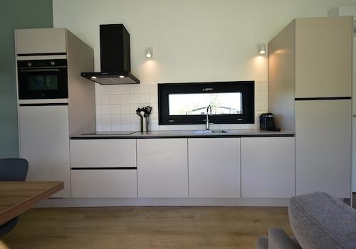 kaufen-freistehendes-ferienhaus-zwartewaal-moderne-offene-kueche-einbaugeraete-recreatieadviseurs-vakantiehuistekoop-nl.jpg