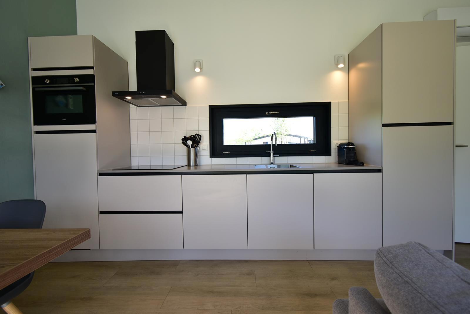 kaufen-freistehendes-ferienhaus-zwartewaal-moderne-offene-kueche-einbaugeraete-recreatieadviseurs-vakantiehuistekoop-nl.jpg