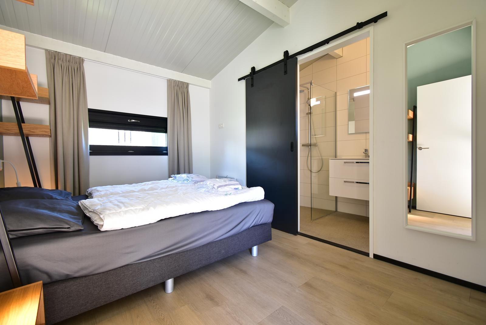 kaufen-freistehendes-ferienhaus-zwartewaal-zweites-schlafzimmer-und-badezimmer-recreatieadviseurs-vakantiehuistekoop-nl.jpg