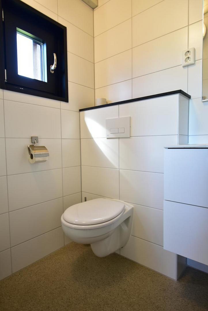 kaufen-freistehendes-ferienhaus-zwartewaal-badezimmer-wc-und-wandklosett-recreatieadviseurs-vakantiehuistekoop-nl.jpg