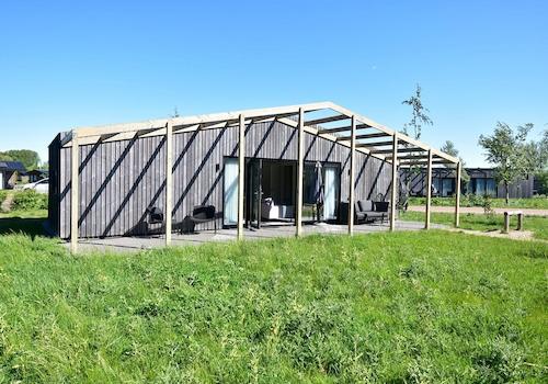 kaufen-freistehendes-ferienhaus-zwartewaal-vorderansicht-recreatieadviseurs-vakantiehuistekoop-nl.jpg