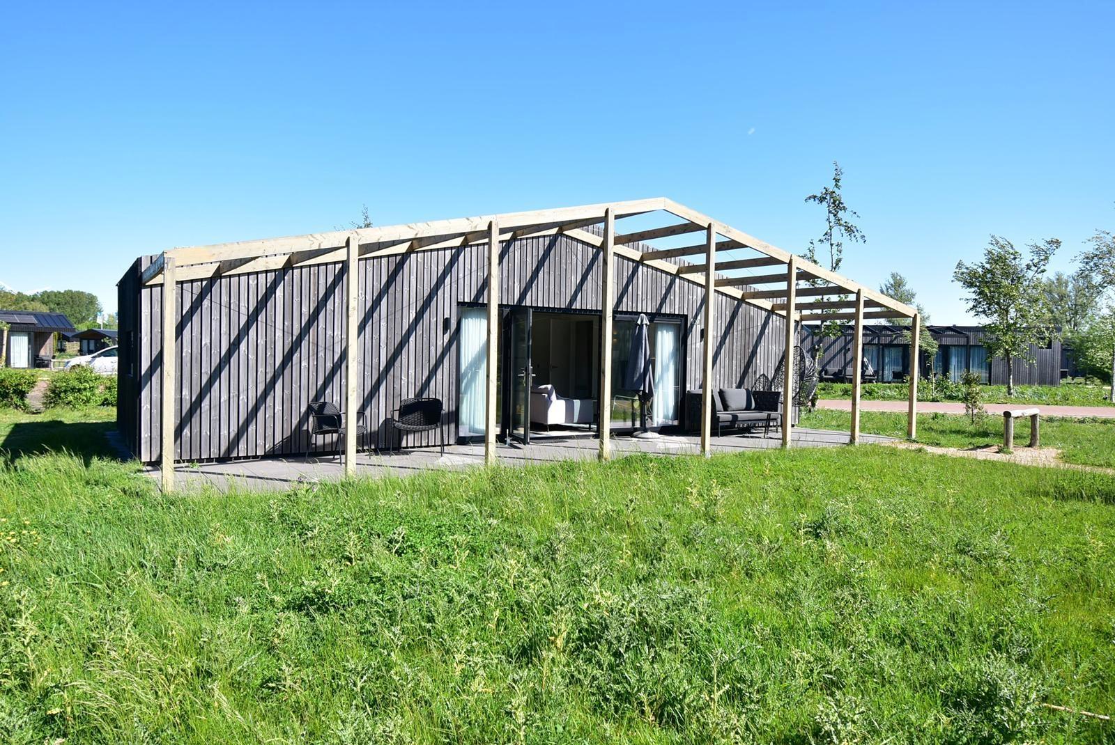 kaufen-freistehendes-ferienhaus-zwartewaal-vorderansicht-recreatieadviseurs-vakantiehuistekoop-nl.jpg