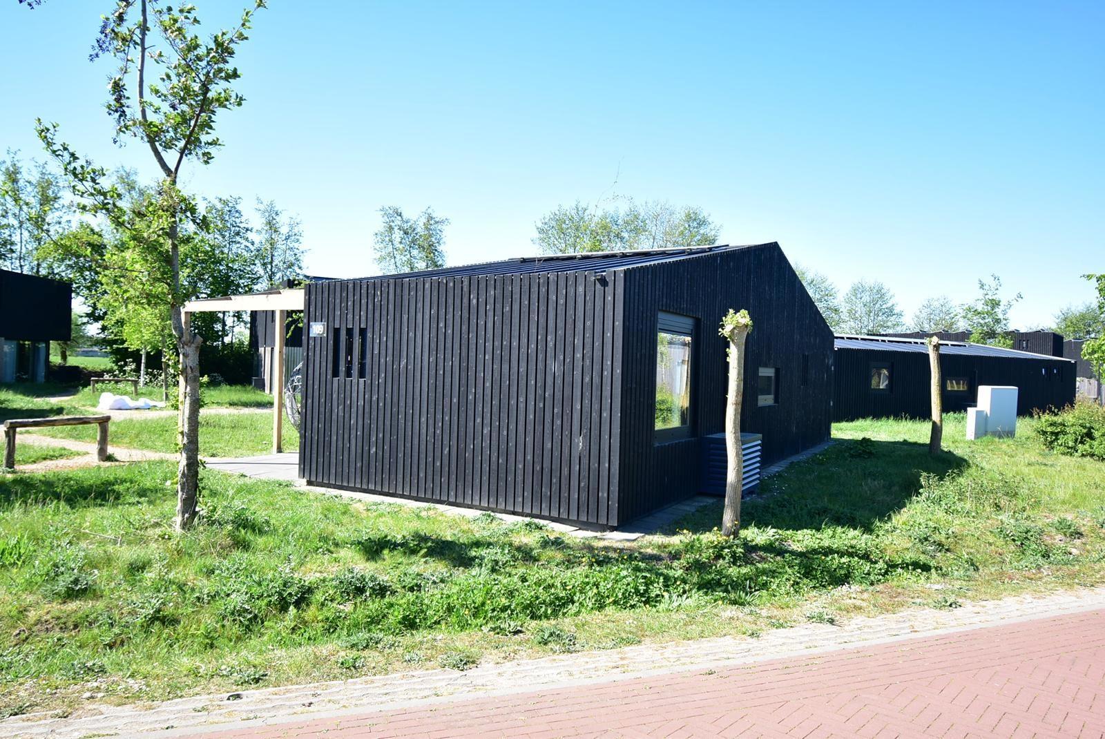 kaufen-freistehendes-ferienhaus-zwartewaal-rueckansicht-recreatieadviseurs-vakantiehuistekoop-nl.jpg