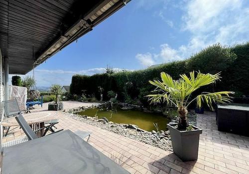 Terrasse mit Teich