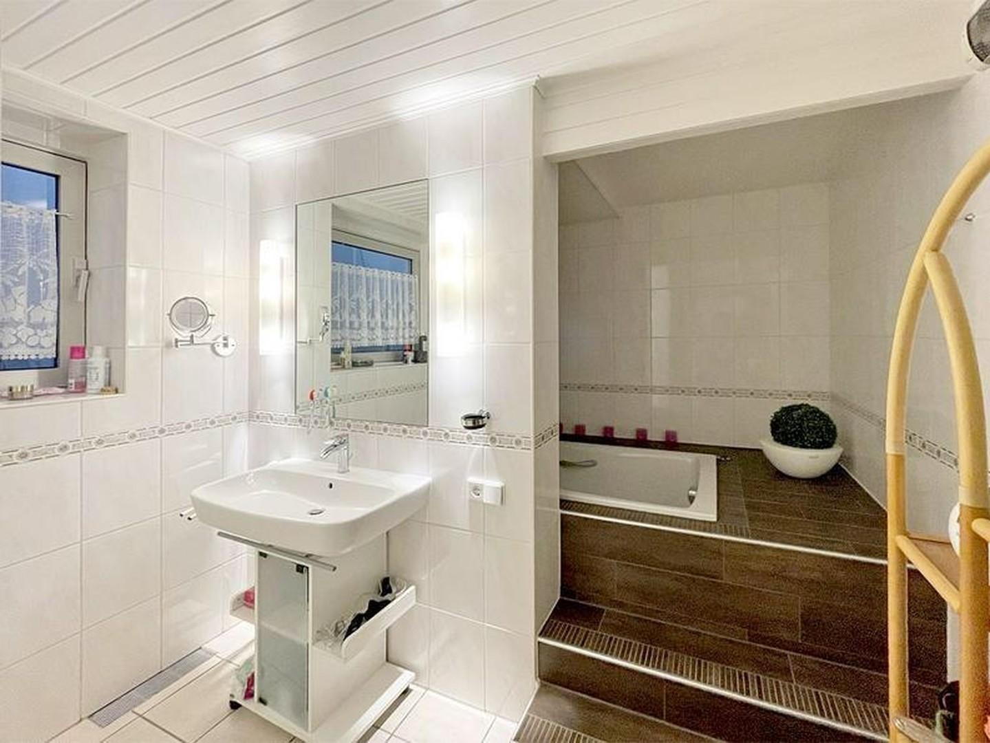 UG Tagesbad mit Dusche & Wanne
