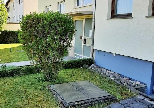 Vorgarten mit Ölschacht