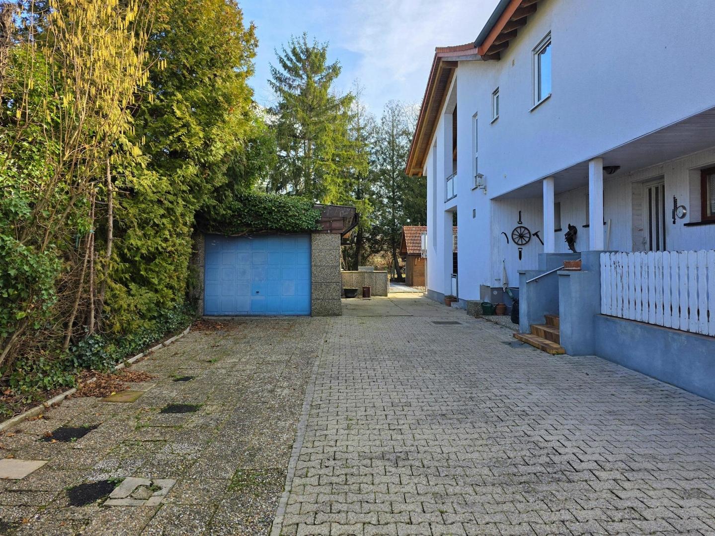 Hofeinfahrt und GarageGarage