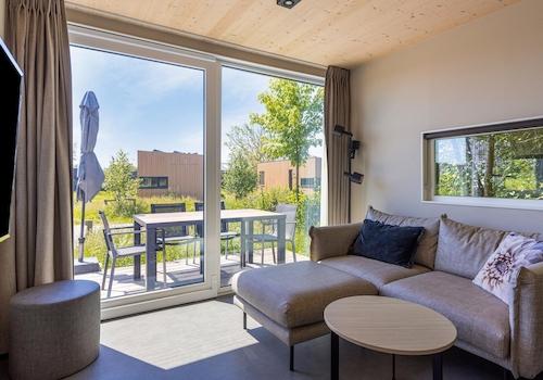 kaufen-freistehendes-ferienhaus-kamperland-wohnzimmer-schiebetuer-recreatieadviseurs-vakantiehuistekoop-nl.jpg