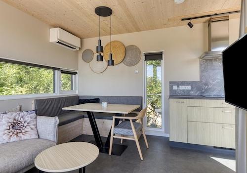 kaufen-freistehendes-ferienhaus-kamperland-wohnzimmer-mit-essecke-recreatieadviseurs-vakantiehuistekoop-nl.jpg