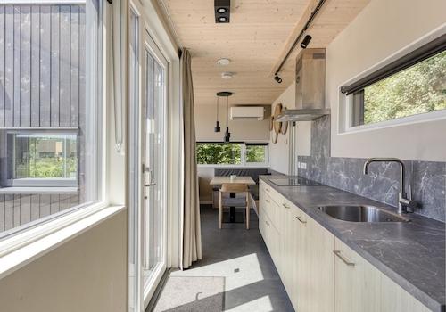 kaufen-freistehendes-ferienhaus-kamperland-kueche-blick-esstisch-recreatieadviseurs-vakantiehuistekoop-nl.jpg