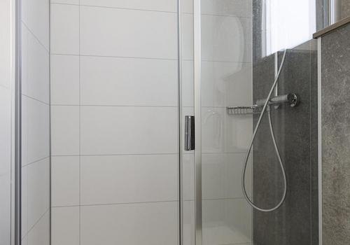 kaufen-freistehendes-ferienhaus-kamperland-badezimmer-detail-duschkabine-recreatieadviseurs-vakantiehuistekoop-nl.jpg