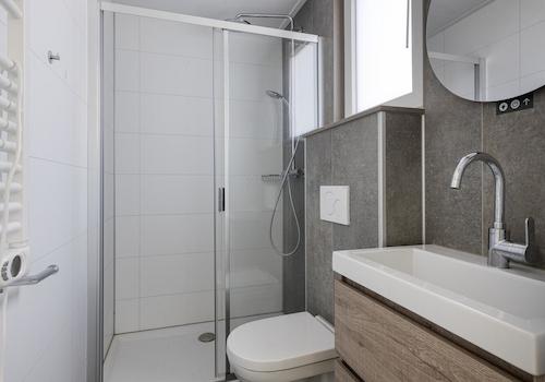 kaufen-freistehendes-ferienhaus-kamperland-modernes-badezimmer-dusche-recreatieadviseurs-vakantiehuistekoop-nl.jpg