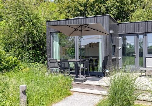 kaufen-freistehendes-ferienhaus-kamperland-terrasse-aussenessbereich-und-sonnenschirm-recreatieadviseurs-vakantiehuistekoop-nl.jpg