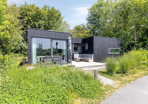 kaufen-freistehendes-ferienhaus-kamperland-aussenansicht-sonnenterrasse-recreatieadviseur-vakantiehuistekoop-nl.jpg