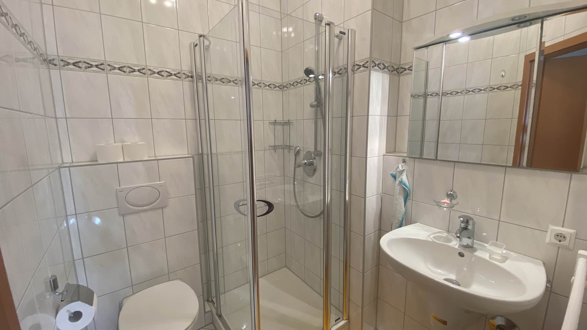 Helles Badezimmer mit Dusche