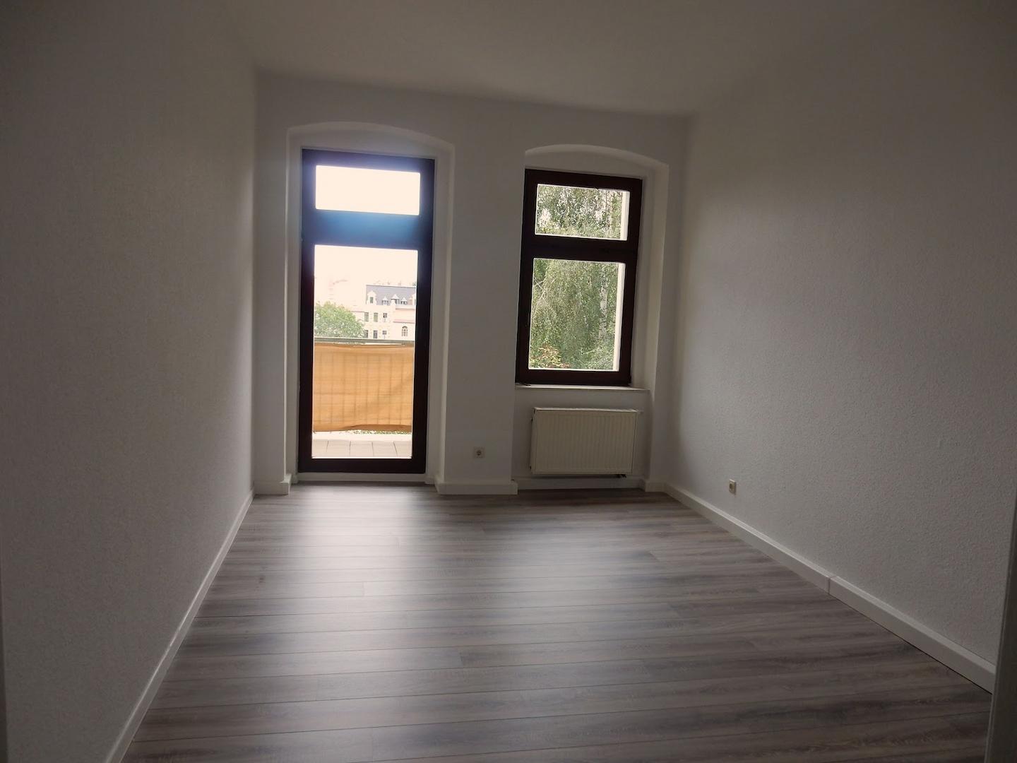 Wohnzimmer mit Balkon