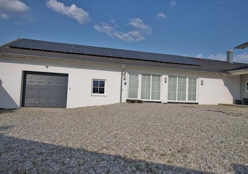 Gewerbebereich und Garage