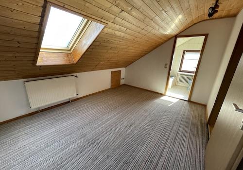 Schlafzimmer DG mit Blick zum Bad