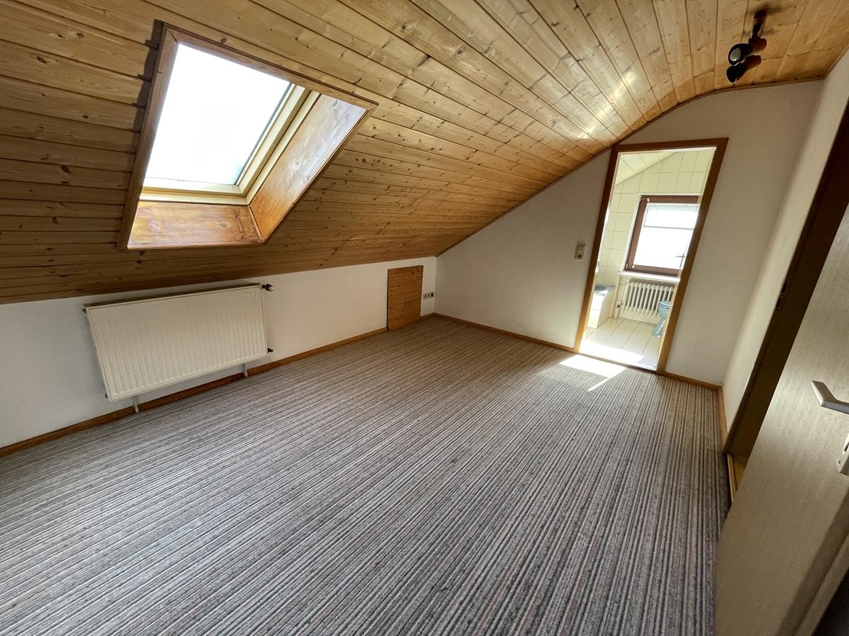 Schlafzimmer DG mit Blick zum Bad