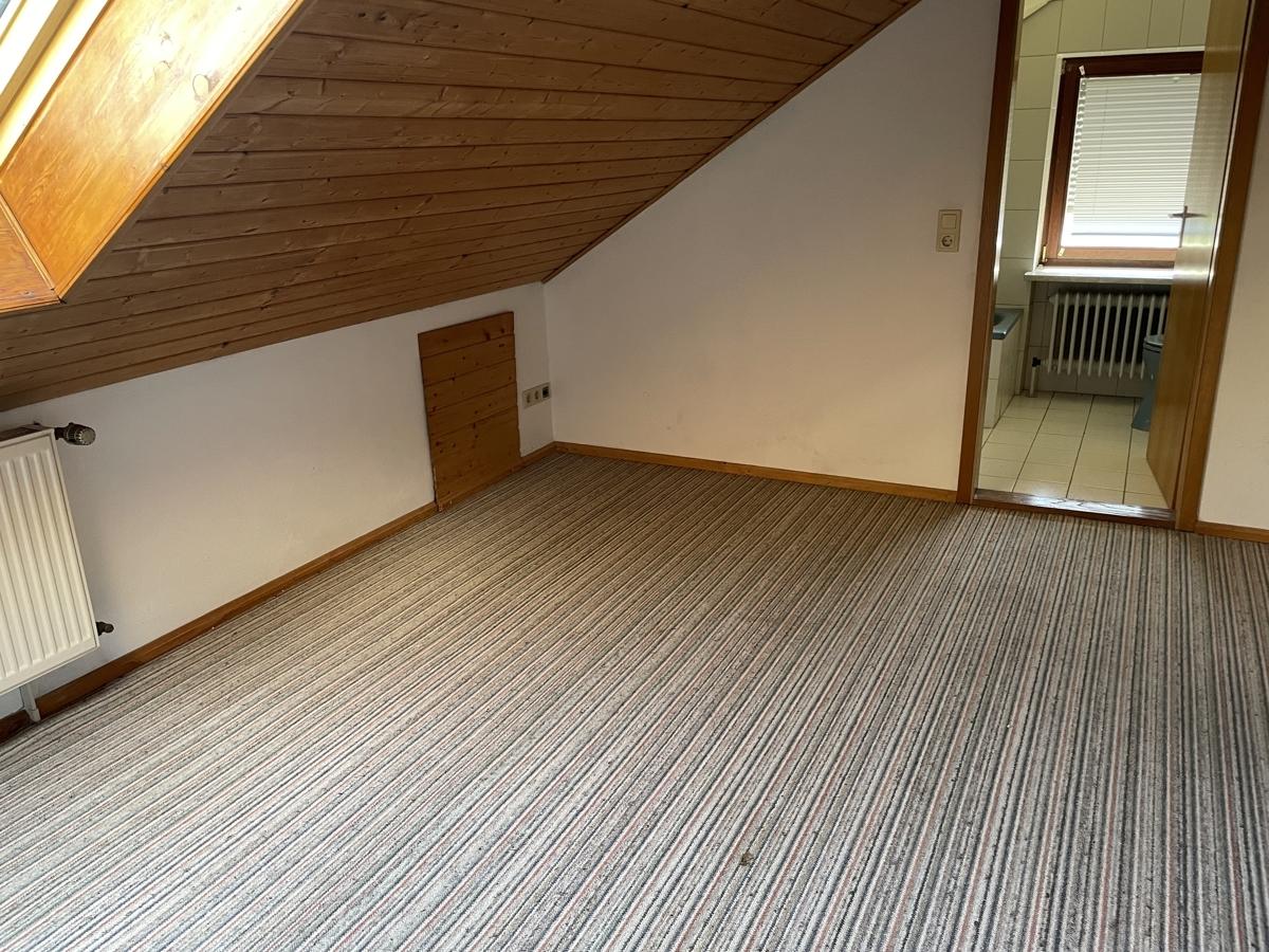 Schlafzimmer mit Blick zum Bad