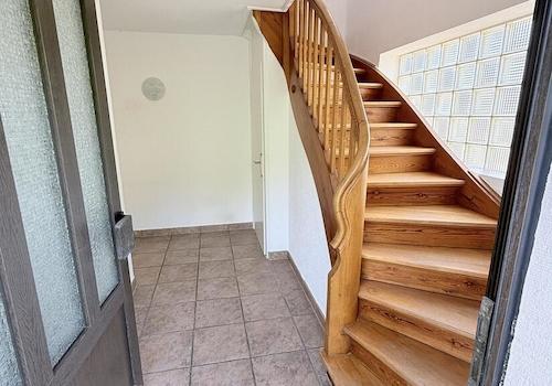Holztreppe im Eingangsbereich