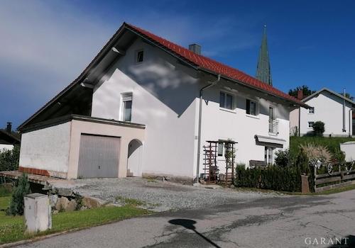 Außenansicht mit Garage