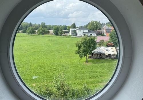 Rundfenster mit Ausblick