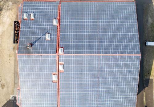 Dach mit PV-Anlage