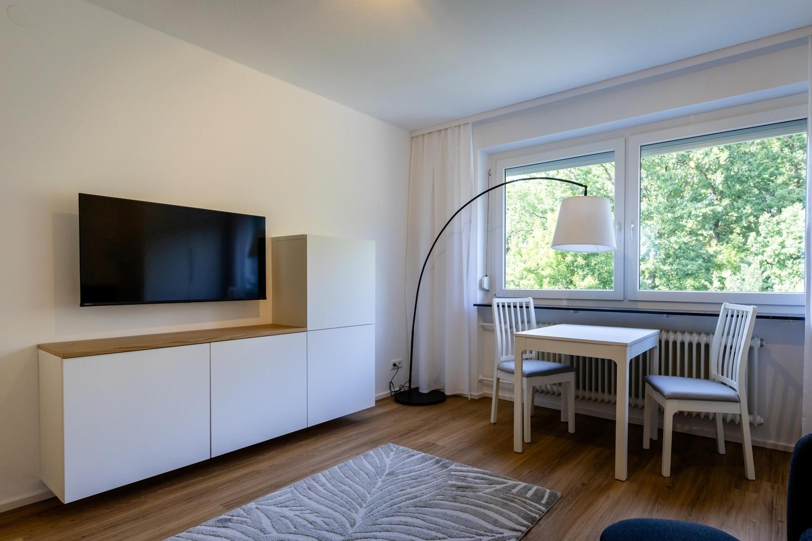 Zimmer Fernseher, Esstisch