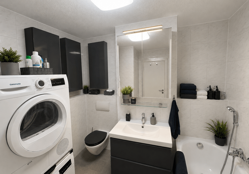 Badezimmer mit Wanne und Dusche