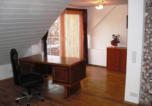 Büro und Balkon - offen zum Wohnraum