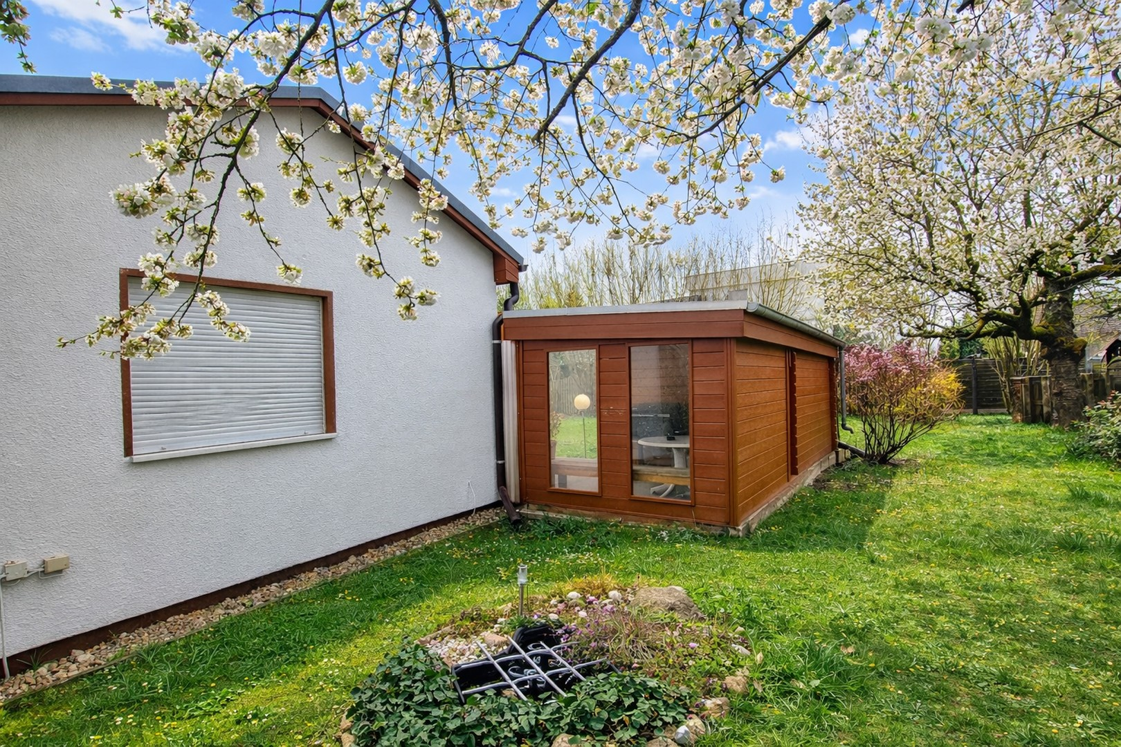 Hausansicht (Pavillon+Teich)