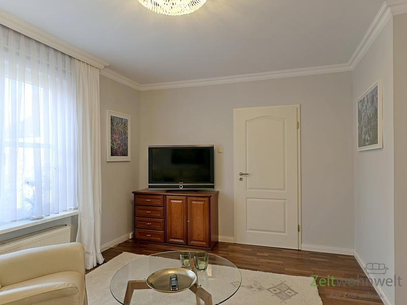 großer Flschbild-TV im Wohnzimmer