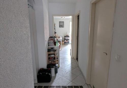Flur mit Blick auf Küche