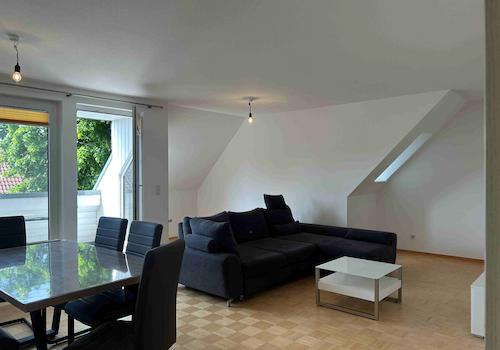 Das Wohnzimmer mit der Loggia