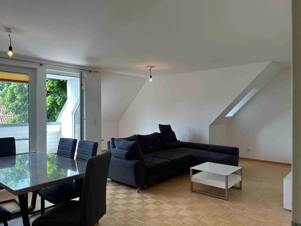 Das Wohnzimmer mit der Loggia
