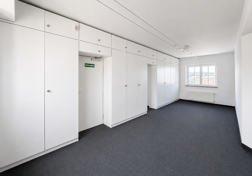 Arbeitsplatz Ass. vor Büro 9