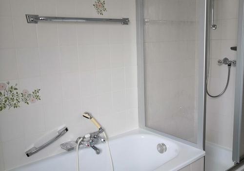 Badewanne und Dusche