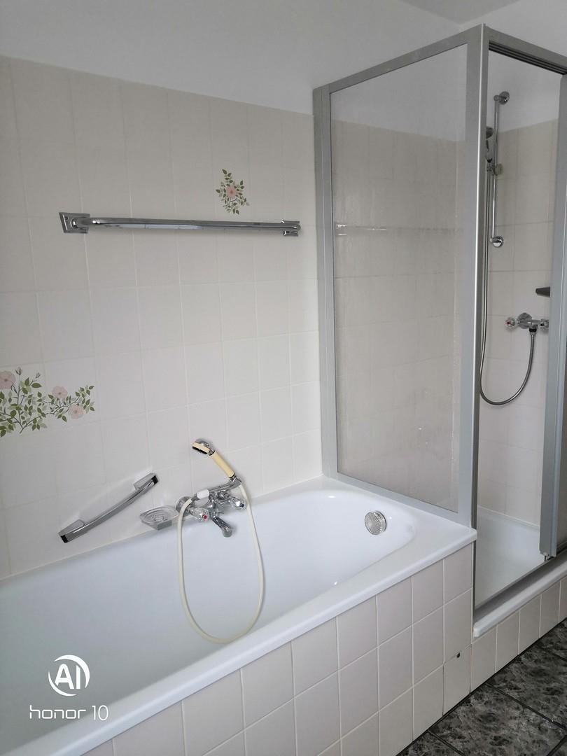 Badewanne und Dusche