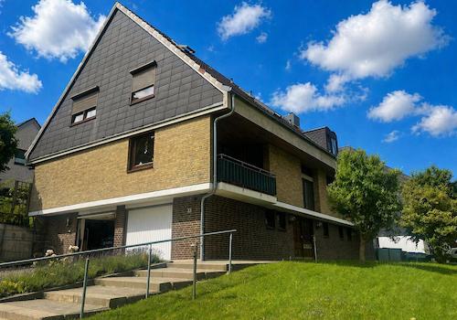 Aussenaufnahme Haus mit dazugehöriger Garage