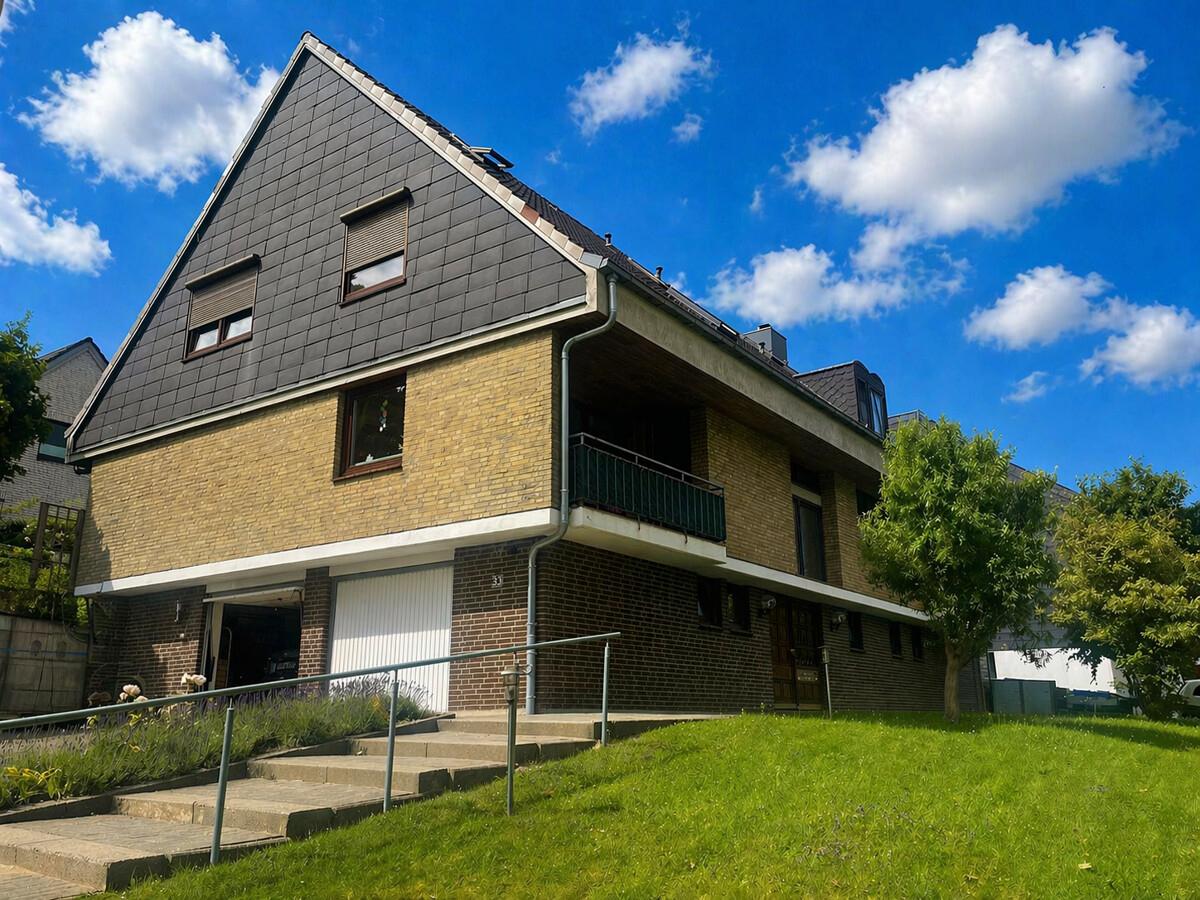 Aussenaufnahme Haus mit dazugehöriger Garage
