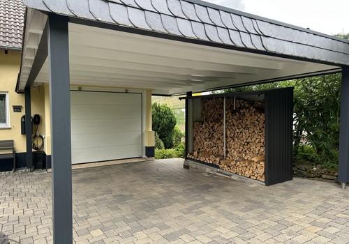 Carport und Brennholzregal