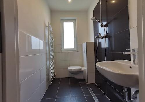 Badezimmer mit Dusche