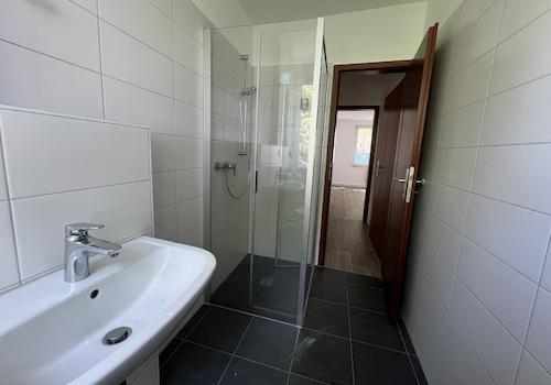 Bad mit Fenster und ebenerdiger Dusche